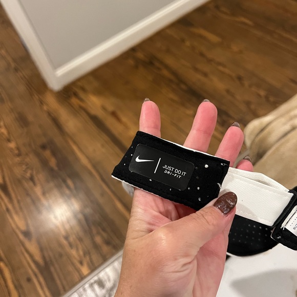 Two white Nike visors - Picture 10 of 11